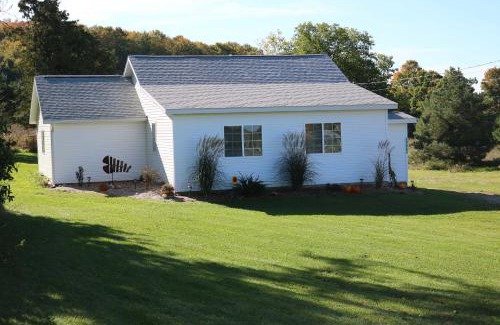 Central Lake House | 3 Mi to Lake Michigan The Country Cottage