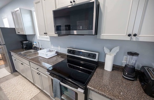 Burlington House | 3 Min to Downtown - 10 Min to Elon - Smart TVs