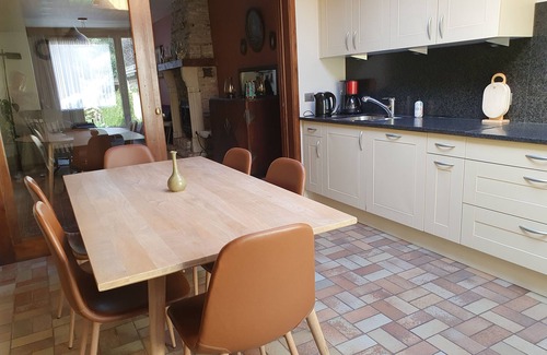 Assebroek House | 3 rooms, 2 bathrooms, near centre, free parking, free wifi, sunny garden