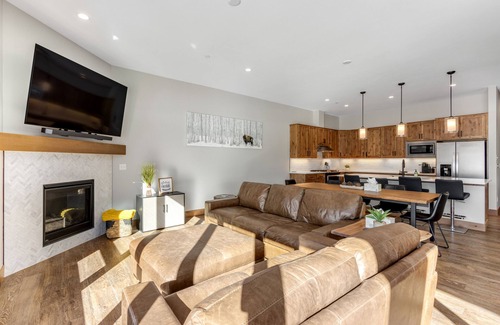 Fraser House | 3-story townhouse with private hot tub, game room, fireplace, and mountain views