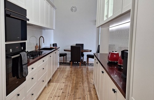 Glenelg Apartment | 300 steps to Glenelg Beach | Spacious, renovated heritage apartment