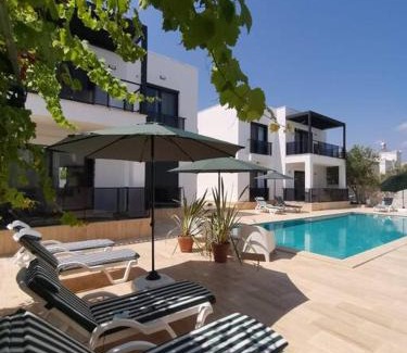 Turgutreis Apartment | 300m to Beach 2 Bedroom Garden Floor Flat with Pool B1 - Yeni Dünya Bodrum