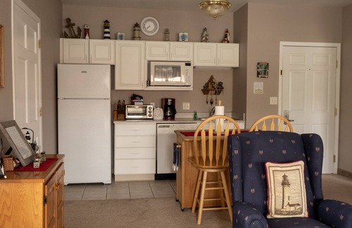 Delavan Lake Condo | 302 - Farmhouse Style One Bedroom Condo Suite