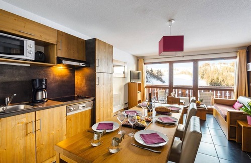 Plagne 1800 Apartment | 30m from ski slopes, swimming pool, tv, ski locker, 38m², La Plagne