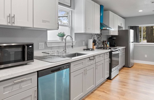 Southeast Houston House | 3300 SQ★Spacious Kitchen&2 Living rooms ★6Bed rooms with 12Beds★5 Big Screen TVs