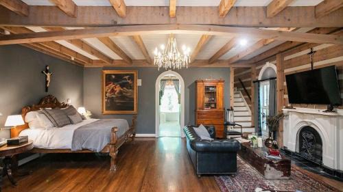 Kingston Springs House | 35 Acre Estate w Pool Spa Wine Cellar Gym Near Golf Club La Pearla Ranch by AvantStay