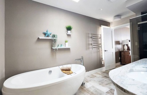 Central Okanagan House | 360 LAKE VIEWS + POOL + HOT TUB