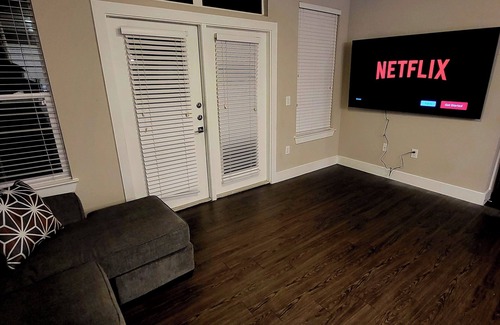 Addicks House | 3BDRM TOWNHOUSE! 75IN TV! WIFI