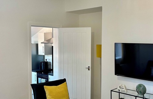 Jarrow Apartment | 3Bed Property in jarrow city, Ideal for NHS, Contractors &Families.Free parking.