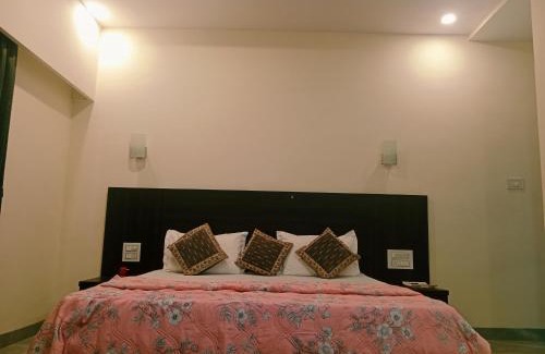 Mahabaleshwar Villa | 3BHK Browne Villa By Holiday Villass Mahabaleshwar