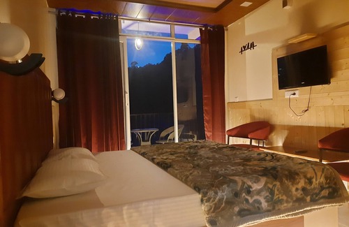 Taradevi Bed & Breakfast | 3BHK Premium Apartment with parking in Shimla - Aagaman Woods