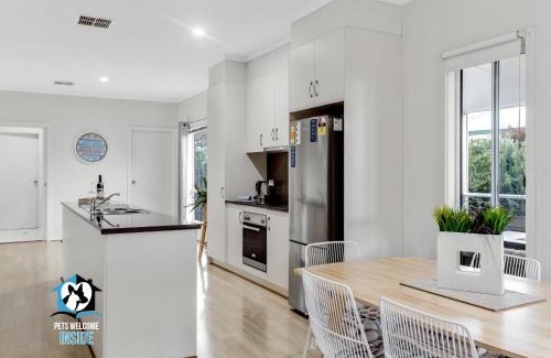 McCracken House | 3BR Contemporary Home with Sea Views