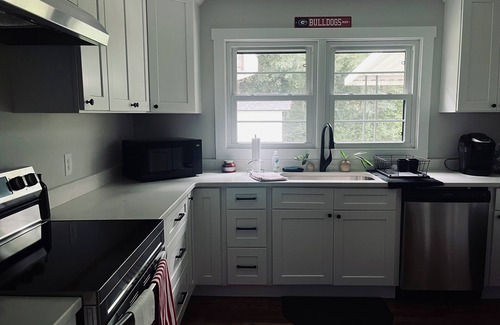 Athens House | 3BR Cozy Dawg Retreat Newly updated close to downtown Athens and Firefly trail.