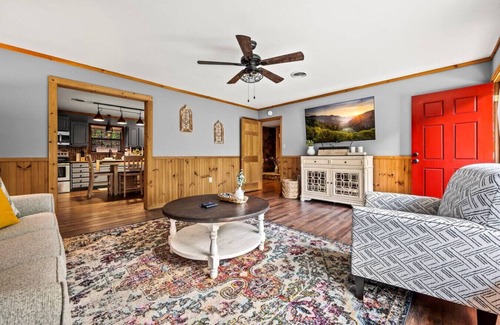 Pittman Center Cabin | 3BR Gatlinburg*Firepit*Hot Tub*Privacy + Quiet!
