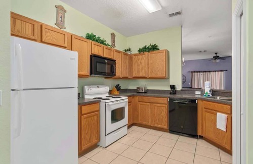 West Kissimmee Condo | 3BR Home 1.5 mi to Disney | Lagoon Pool, Spa & Gym