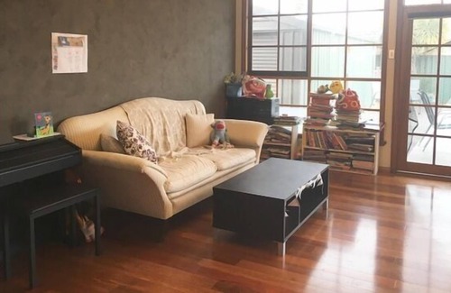 Altona North House | 3BR house with pool, close to city and beaches!