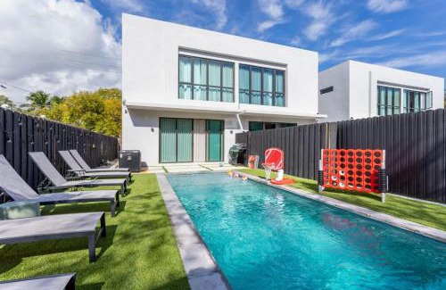Buena Vista House | 3BR Vibrant Havana Villa in Miami, Pool, Grill, Backyard