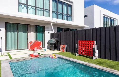 Buena Vista House | 3BR Vibrant Havana Villa in Miami, Pool, Grill, Backyard