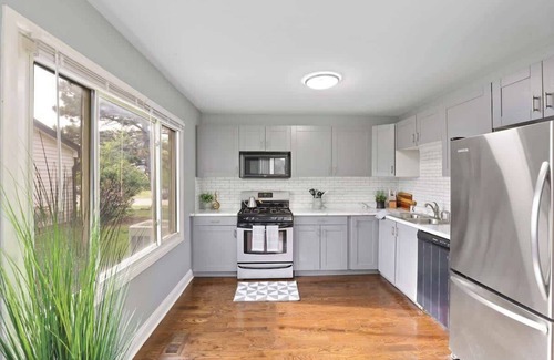 Bolingbrook House | 3BR w/Large Yard + Near Mall | LCP Collection