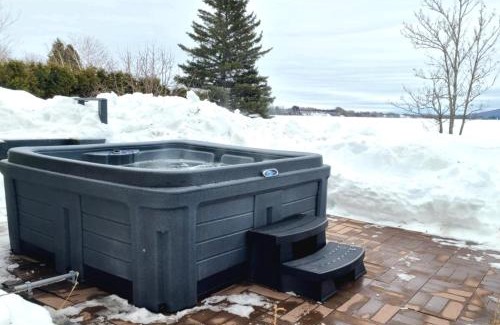 Hebertville House | 3CH - Bord de lac & Spa, foyer, billard, AC et plus