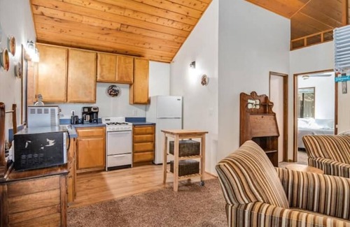 Descanso Cabin | 3RM Loft Cabin w trees, fire pit, swing, horseshoes!