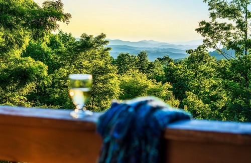 Gatlinburg - Pigeon Forge Cabin | 3Suites | View| SeptDeal | HotTub | FirePit | GmRm