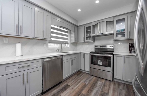 Churchill Meadows House | 4 + 1 bedrooms 4 baths Entire Home in Mississauga