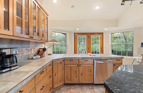 Pinetop-Lakeside Cabin | 4,100 sf Luxe Log Cabin on the Creek. - 2 ensuites, Kid Friendly, AC, Slps 18
