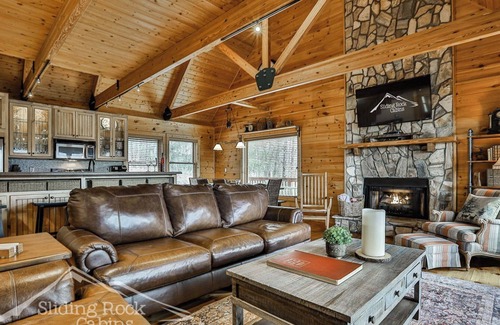 Walnut Mountain Cabin | 4/3.5 bath sleeps 8, pet friendly-fenced yard, WIFI, HOT TUB