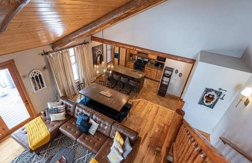Fraser House | 4 BDRM Cabin, 2 family rooms, Hot Tub, Shuttle Route