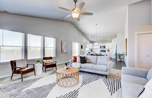 Meridian House | 4-BDRM HOME Farmhouse at Grand Rapids