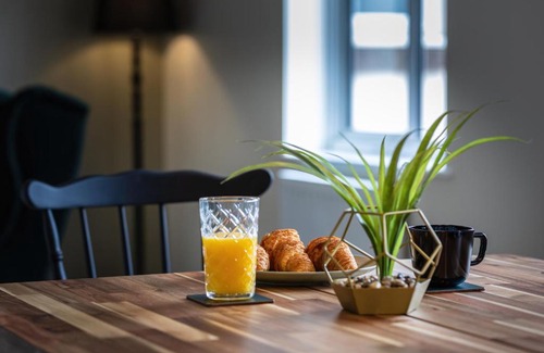 Winchester House | 4 Bed City House with Private Garden and Parking