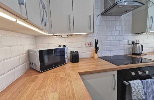 Cwmbrwla House | 4-Bed Contractor Home - Garden - Near M4 & City