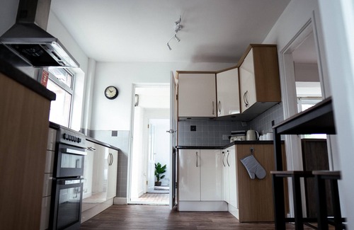 Burton Latimer House | 4-Bed House Sleeps 8 -Private Garden -Free Parking