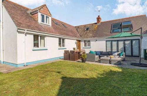 St Ishmaels House | 4 Bed in Broad Haven 88331