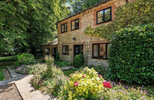 Maiden Newton House | 4 Bed in Dorchester 92413