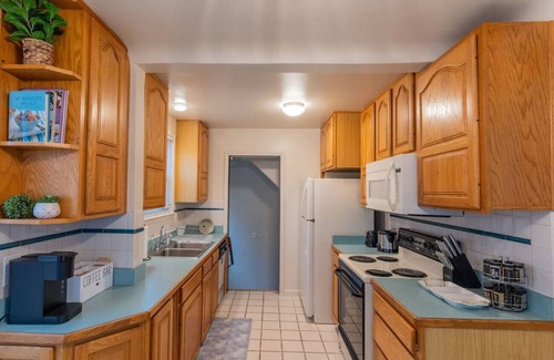 Dearborn House | 4 Bedroom 2 and a half bath that Sleeps 8 Near it all Ford Telegraph