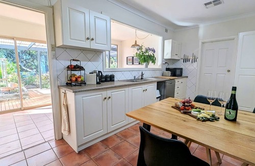 Brownlow Ki House | 4 bedroom 2 Bathroom Aircon beach front Pet Friendly Kingscote/Brownlownwifi