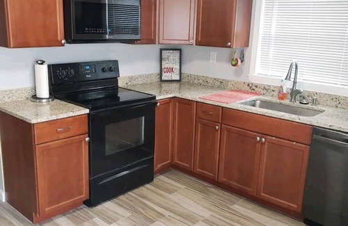 Manchester House | 4 bedroom/2 bathroom. Safe and quiet area