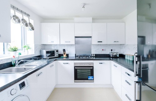 Belle Vue House | 4 Bedroom 3 Bathroom Contractor Home MCR