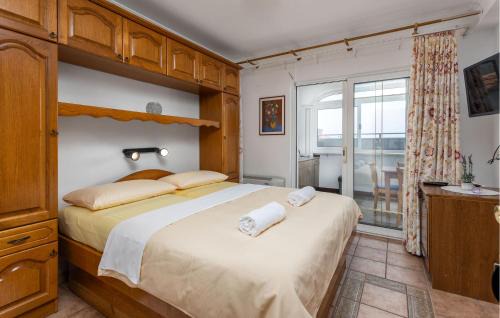 Selce Apartment | 4 Bedroom Awesome Apartment In Selce