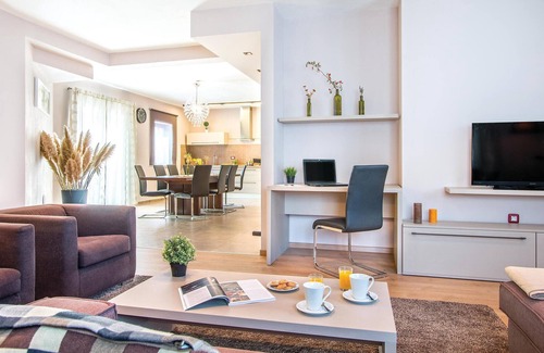 Heki House | 4 bedroom awesome home in Trosti