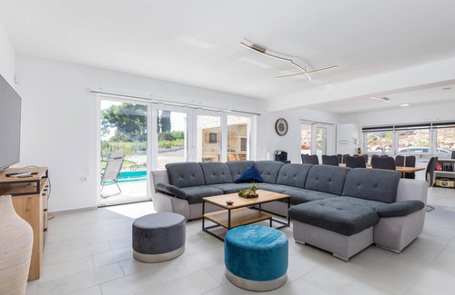 Jursici House | 4 bedroom beautiful home in Jursici