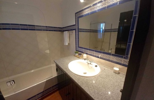 Reguengos de Monsaraz Other | 4-bedroom farmhouse in tranquil Alcáçovas with WiFi, ACn