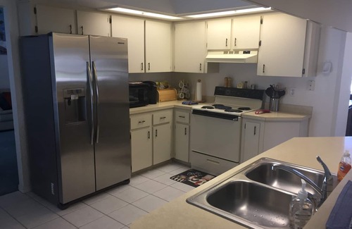 Spring Hill House | 4 Bedroom Home Retreat in Spring Hill, Heated Pool, Free Cable TV and Internet.