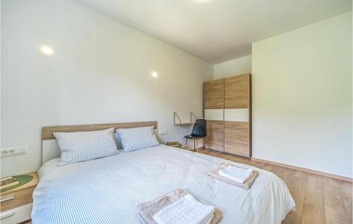 Jastrebarsko House | 4 Bedroom Nice Home In Ivancici