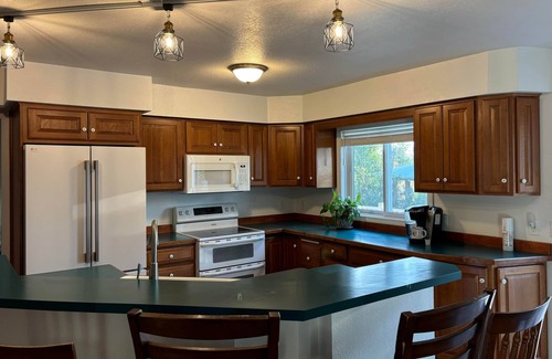 Bozeman House | 4 Bedroom Retreat. Mountain views, spacious deck, property hot tub, end of road.