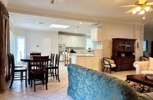 Friendswood House | 4-bedroom with King/Queen/Full Beds Near a Park & Lake
