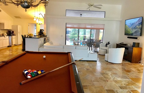 Pelican Villa | 4 bedrooms (2 MASTERBÄDER) in total 3 bathrooms SOUTH-facing large pool, boat dock fiber optic network