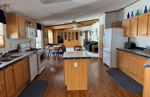 Markleton House | 4 bedrooms, cozy lodging near mountain resorts. Ideal for comfort and outdoors.